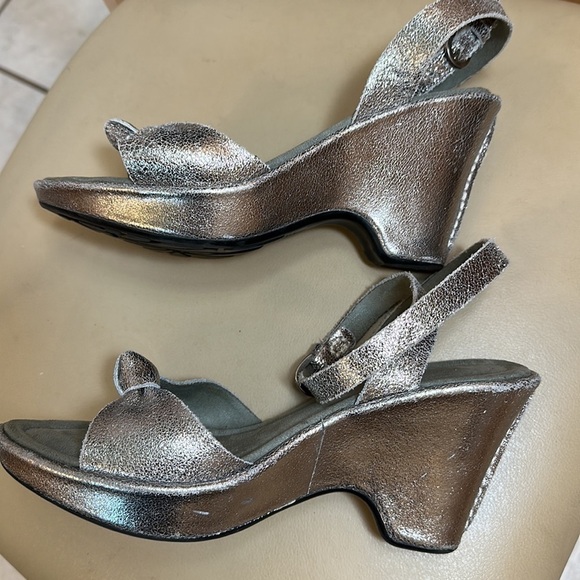 ~3 for $20~ Kenneth Cole wedge sandals - Picture 3 of 7